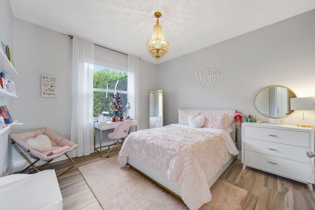 En Venta: $1,895,000 (4 camas, 2 baños, 2775 Pies cuadrados)