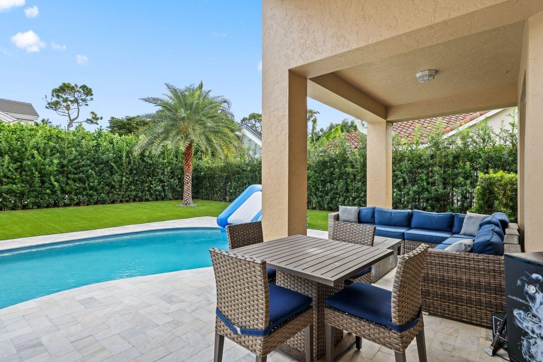 En Venta: $1,895,000 (4 camas, 2 baños, 2775 Pies cuadrados)