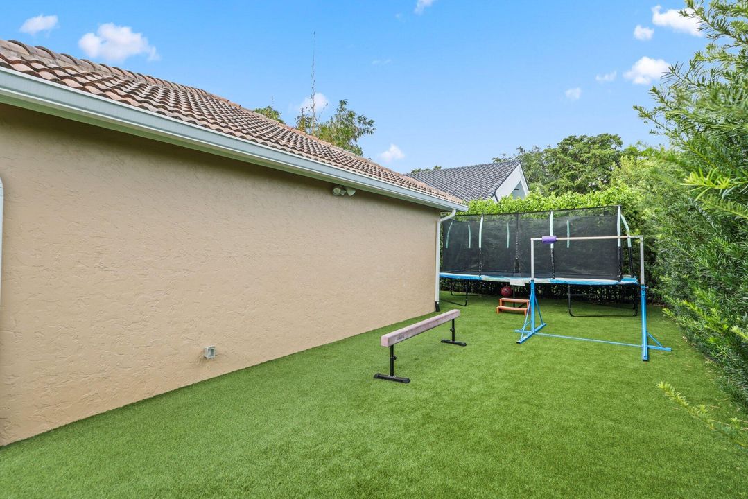 En Venta: $1,895,000 (4 camas, 2 baños, 2775 Pies cuadrados)