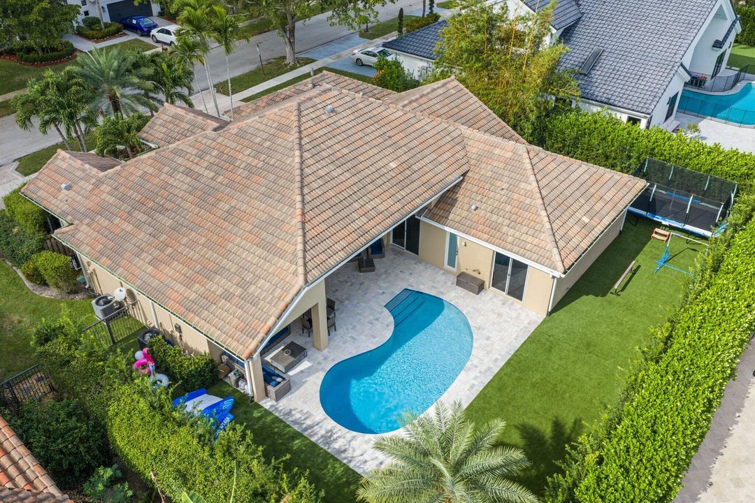 En Venta: $1,895,000 (4 camas, 2 baños, 2775 Pies cuadrados)