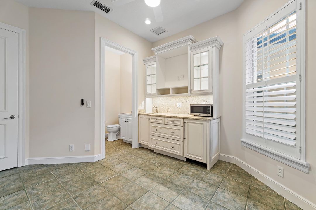 出租: $19,000 (4 贝兹, 4 浴室, 3647 平方英尺)