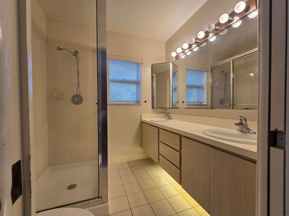 В аренду: $2,700 (2 спален, 2 ванн, 1374 Квадратных фут)