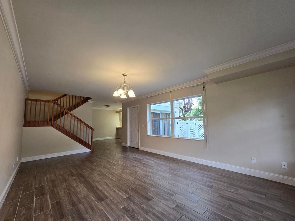 В аренду: $2,700 (2 спален, 2 ванн, 1374 Квадратных фут)