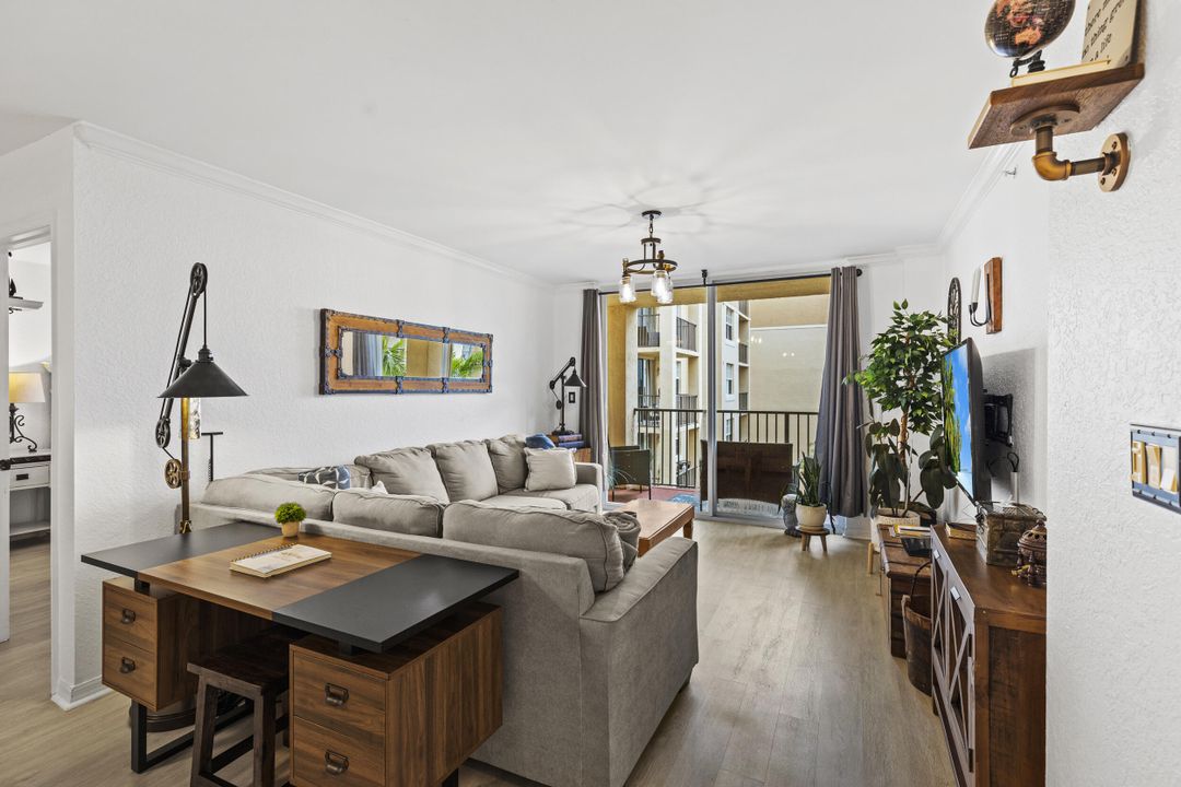 For Sale: $650,000 (2 beds, 2 baths, 1071 Square Feet)