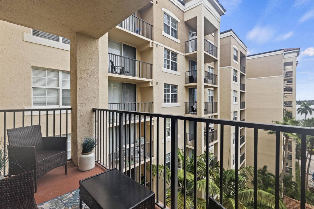 For Sale: $650,000 (2 beds, 2 baths, 1071 Square Feet)