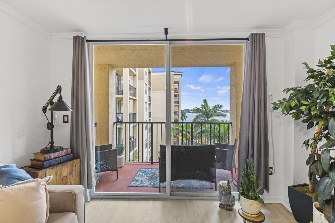 For Sale: $650,000 (2 beds, 2 baths, 1071 Square Feet)