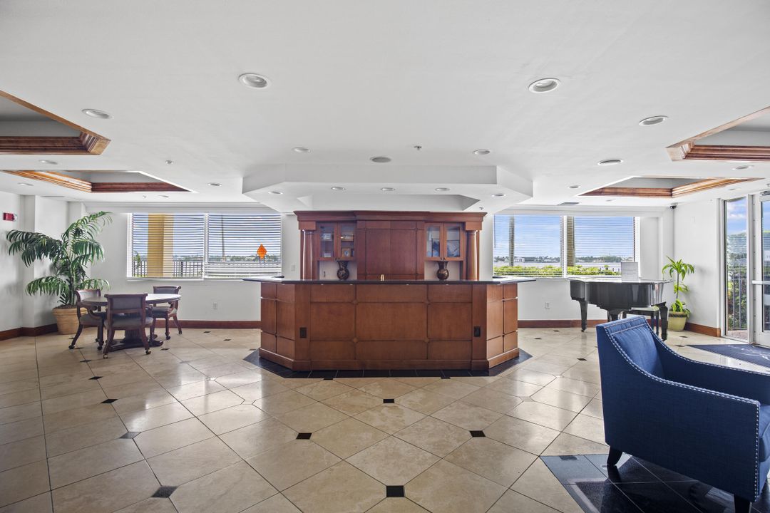 For Sale: $650,000 (2 beds, 2 baths, 1071 Square Feet)