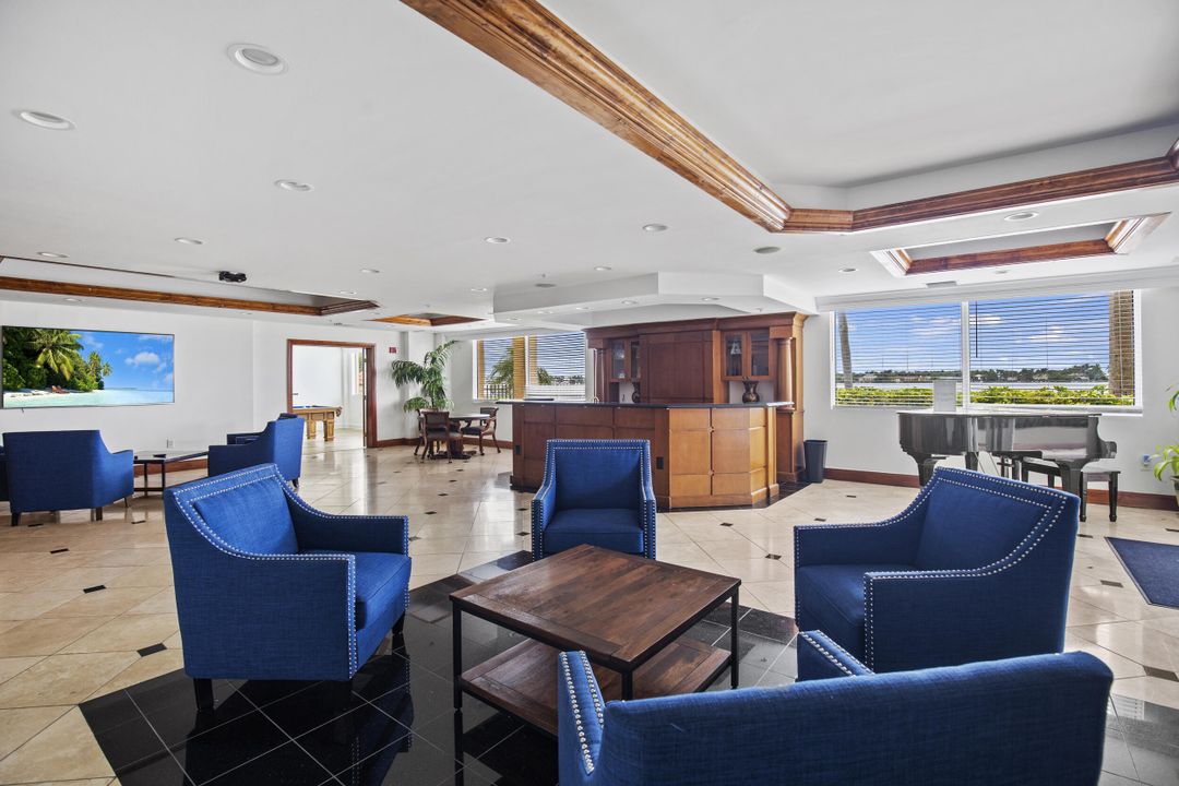 For Sale: $650,000 (2 beds, 2 baths, 1071 Square Feet)