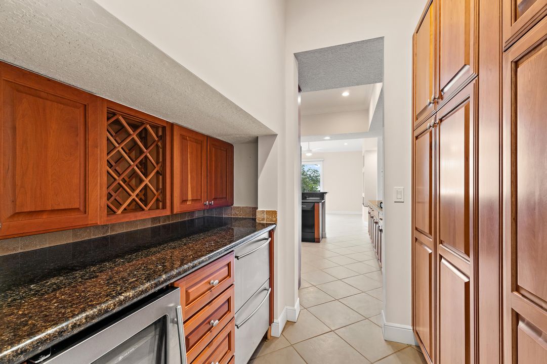 出租: $19,000 (4 贝兹, 4 浴室, 3647 平方英尺)