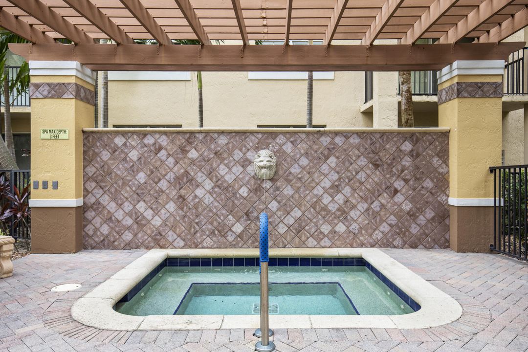 For Sale: $650,000 (2 beds, 2 baths, 1071 Square Feet)