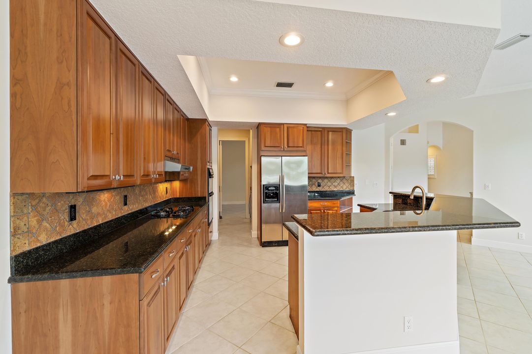 出租: $19,000 (4 贝兹, 4 浴室, 3647 平方英尺)