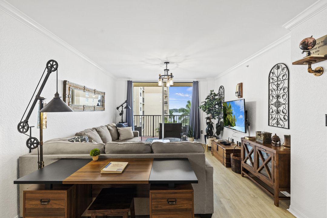 For Sale: $650,000 (2 beds, 2 baths, 1071 Square Feet)