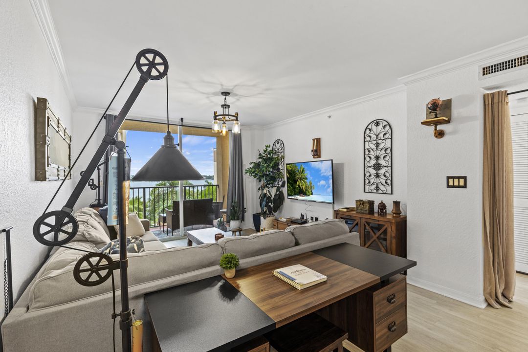 For Sale: $650,000 (2 beds, 2 baths, 1071 Square Feet)