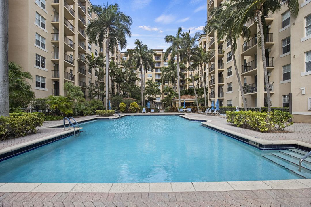 For Sale: $650,000 (2 beds, 2 baths, 1071 Square Feet)