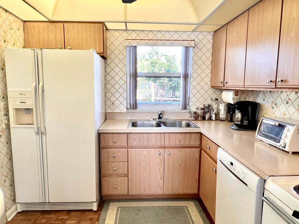 For Sale: $240,000 (2 beds, 2 baths, 950 Square Feet)
