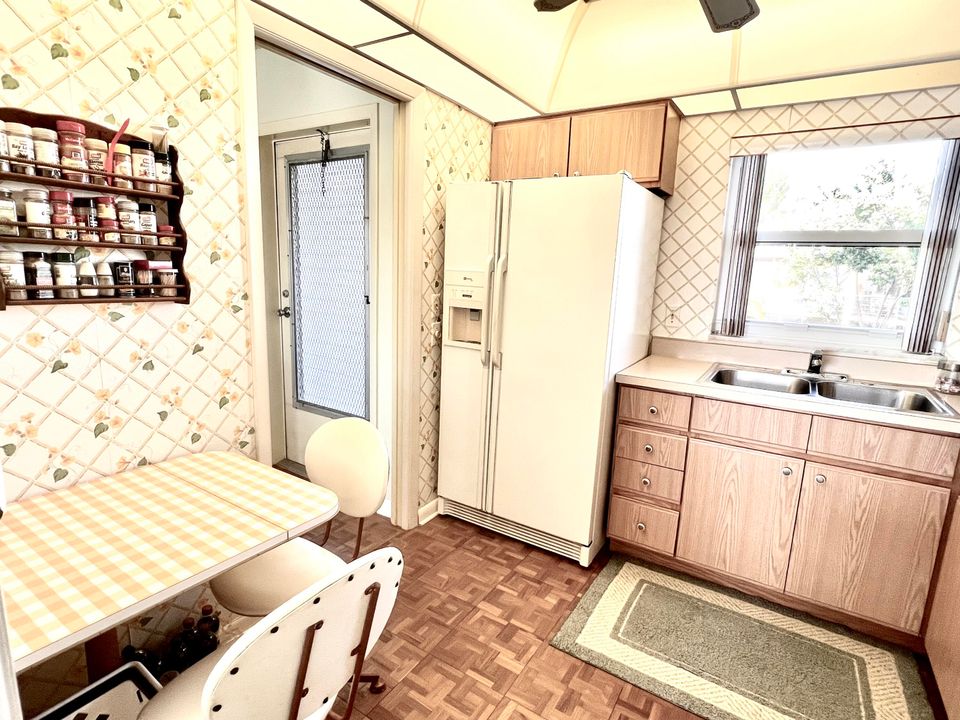 For Sale: $240,000 (2 beds, 2 baths, 950 Square Feet)