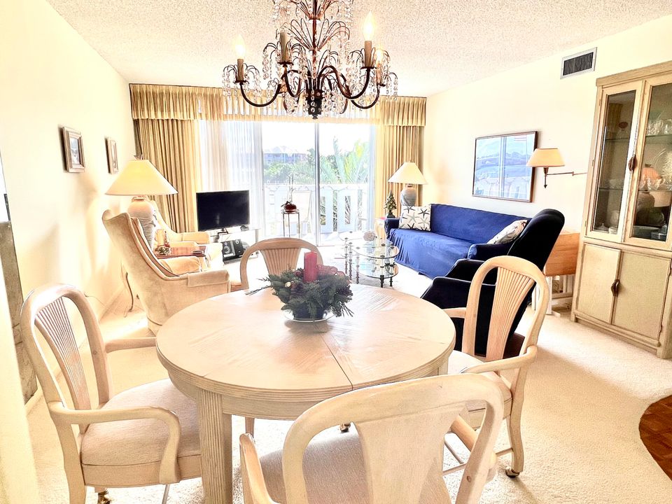 For Sale: $240,000 (2 beds, 2 baths, 950 Square Feet)