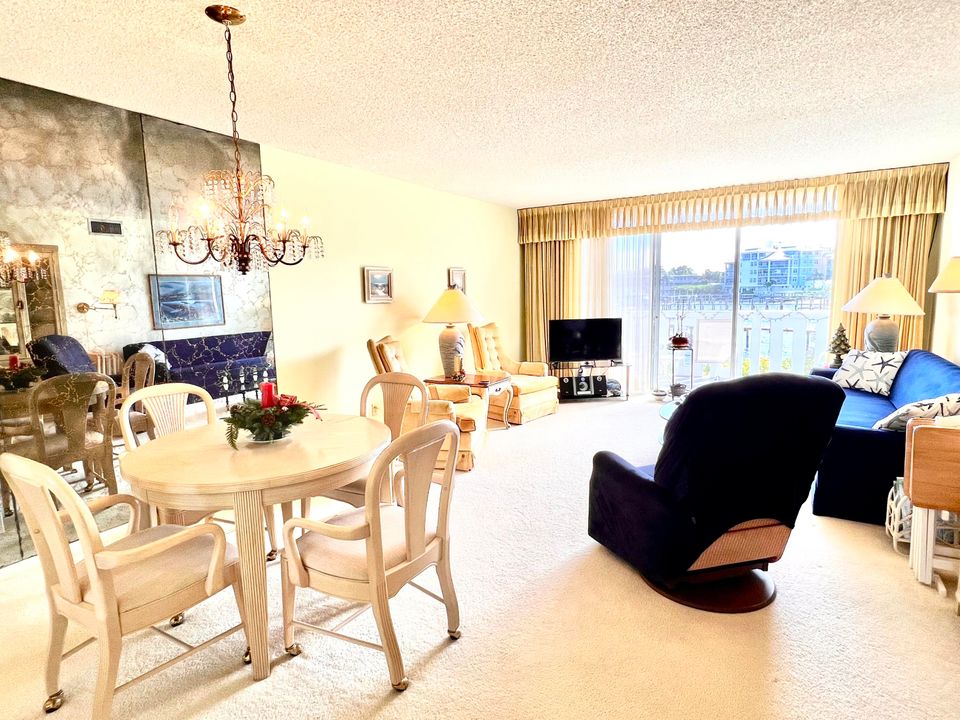 For Sale: $240,000 (2 beds, 2 baths, 950 Square Feet)