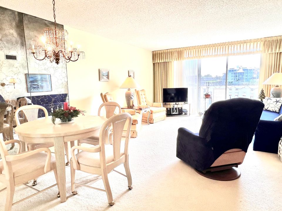 For Sale: $240,000 (2 beds, 2 baths, 950 Square Feet)