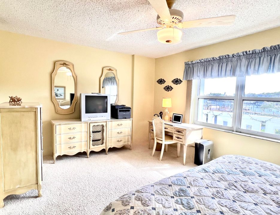 For Sale: $240,000 (2 beds, 2 baths, 950 Square Feet)