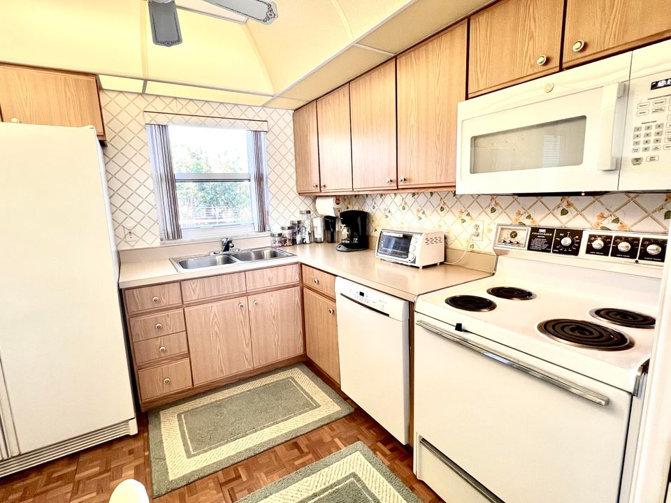For Sale: $240,000 (2 beds, 2 baths, 950 Square Feet)