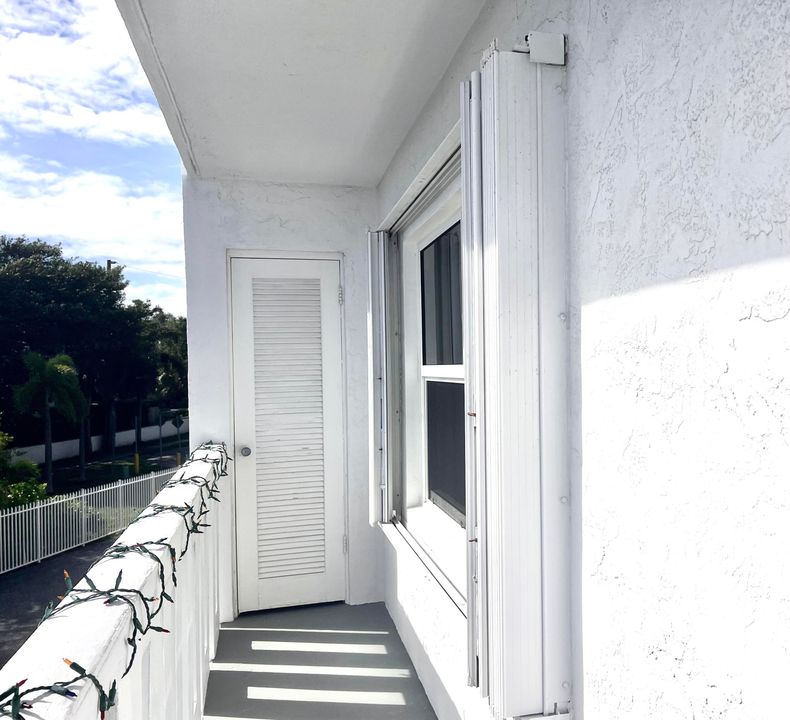 For Sale: $240,000 (2 beds, 2 baths, 950 Square Feet)