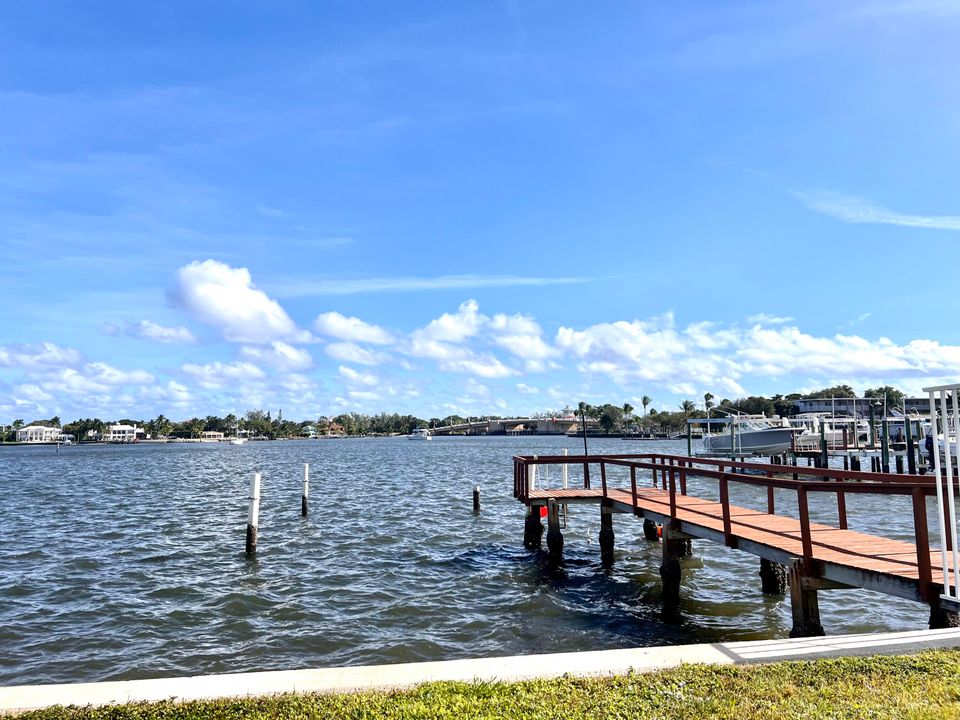 For Sale: $240,000 (2 beds, 2 baths, 950 Square Feet)