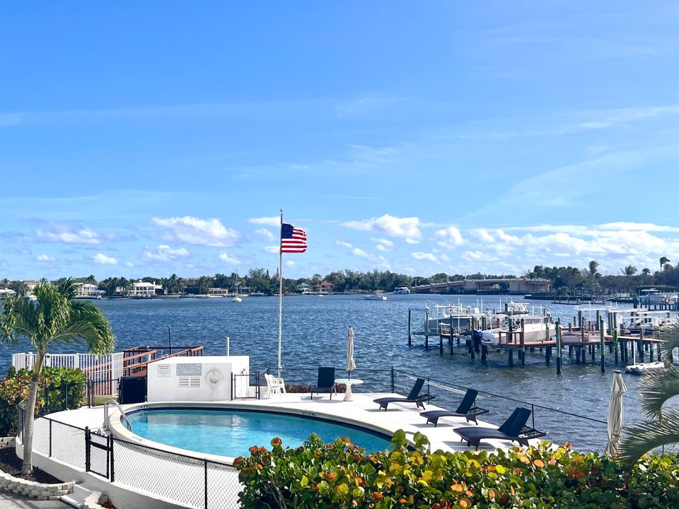 For Sale: $240,000 (2 beds, 2 baths, 950 Square Feet)