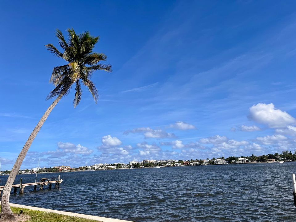 For Sale: $240,000 (2 beds, 2 baths, 950 Square Feet)