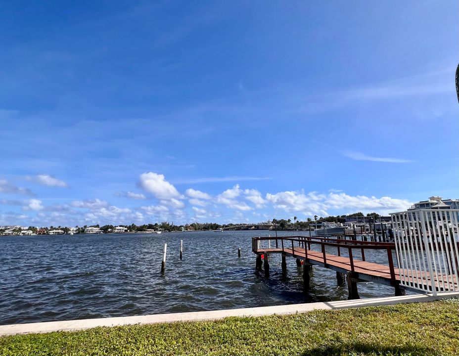 For Sale: $240,000 (2 beds, 2 baths, 950 Square Feet)