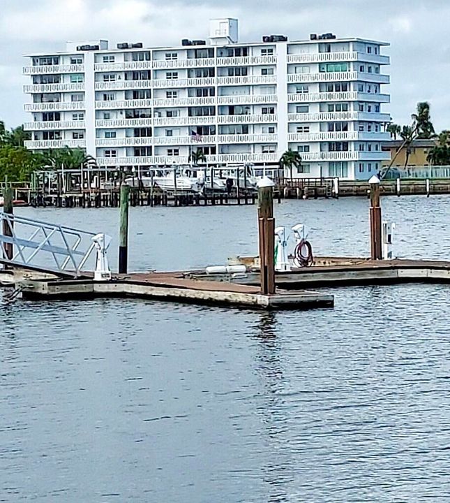 For Sale: $240,000 (2 beds, 2 baths, 950 Square Feet)