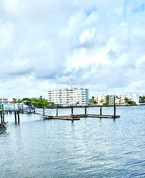 For Sale: $240,000 (2 beds, 2 baths, 950 Square Feet)