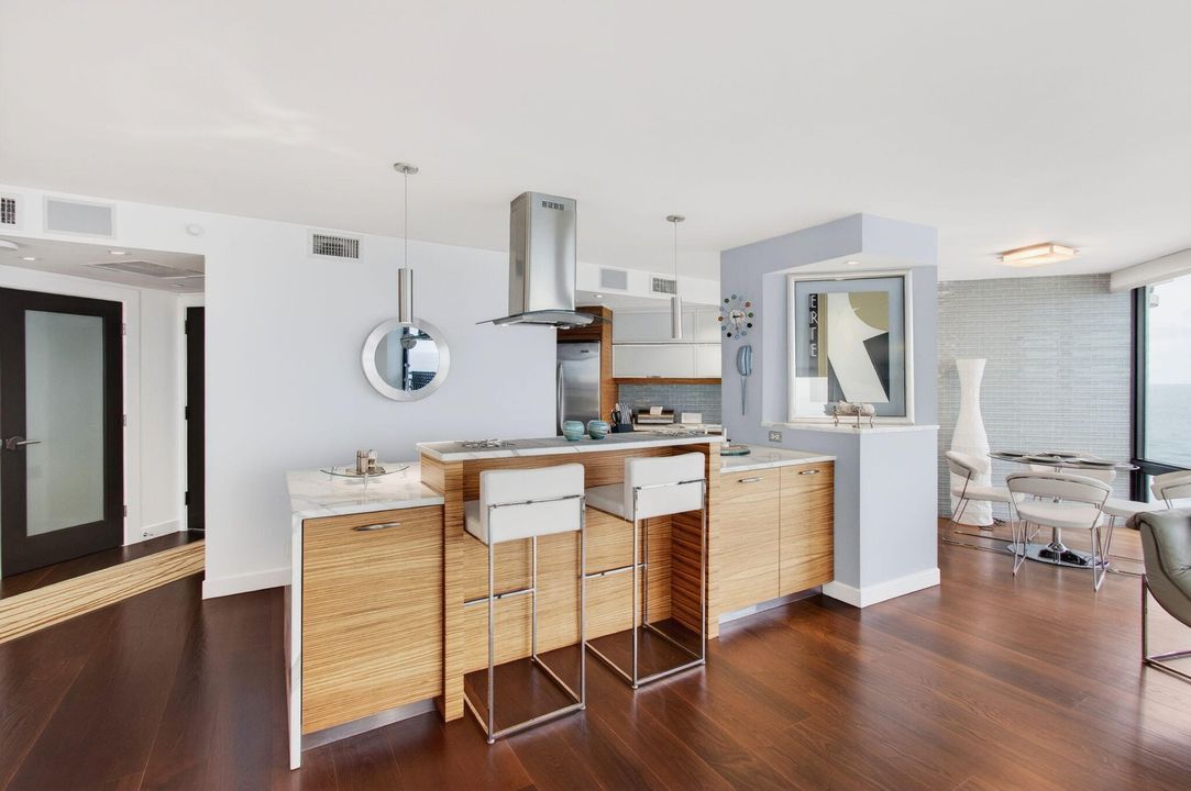 出租: $12,000 (2 贝兹, 2 浴室, 1670 平方英尺)