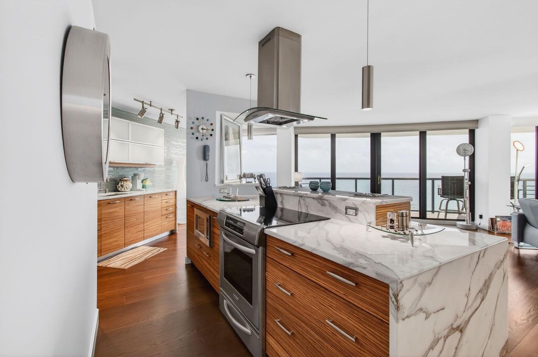 出租: $12,000 (2 贝兹, 2 浴室, 1670 平方英尺)