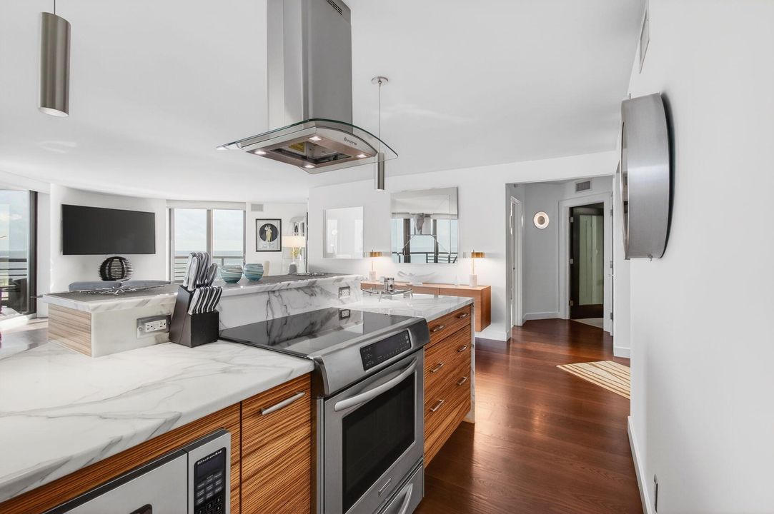 出租: $12,000 (2 贝兹, 2 浴室, 1670 平方英尺)