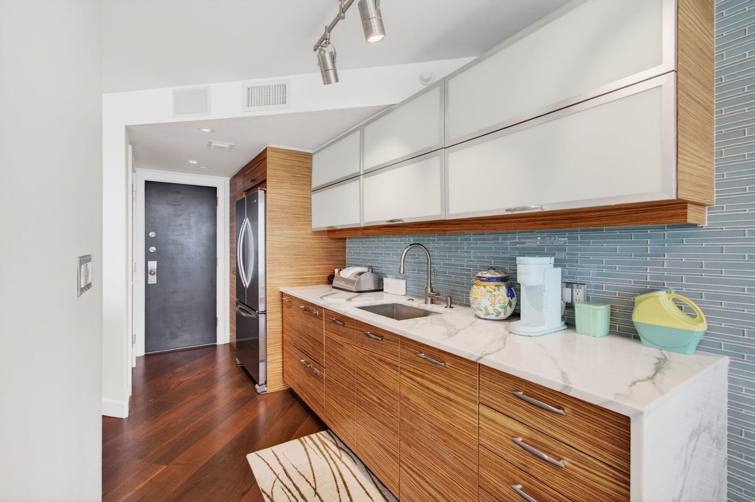 出租: $12,000 (2 贝兹, 2 浴室, 1670 平方英尺)