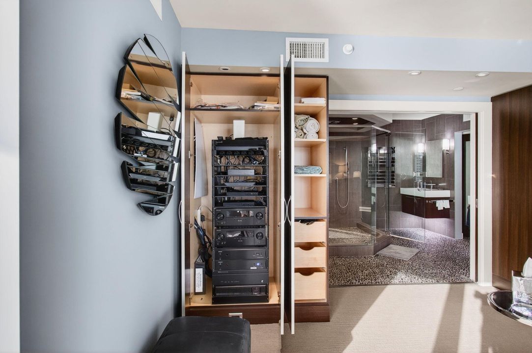 出租: $12,000 (2 贝兹, 2 浴室, 1670 平方英尺)