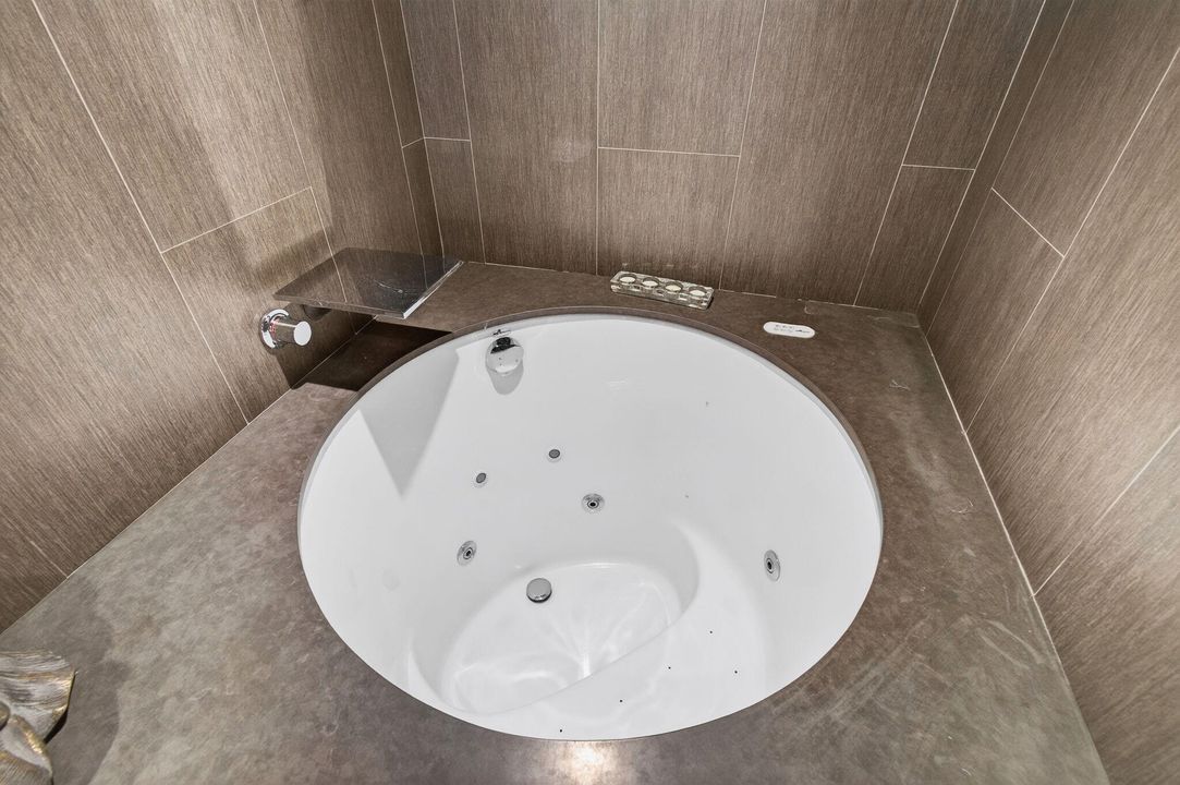 出租: $12,000 (2 贝兹, 2 浴室, 1670 平方英尺)