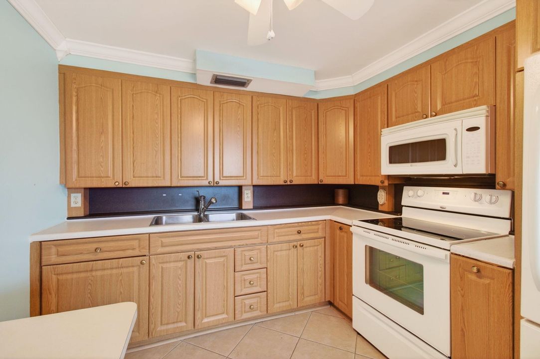 For Sale: $200,000 (2 beds, 2 baths, 1008 Square Feet)