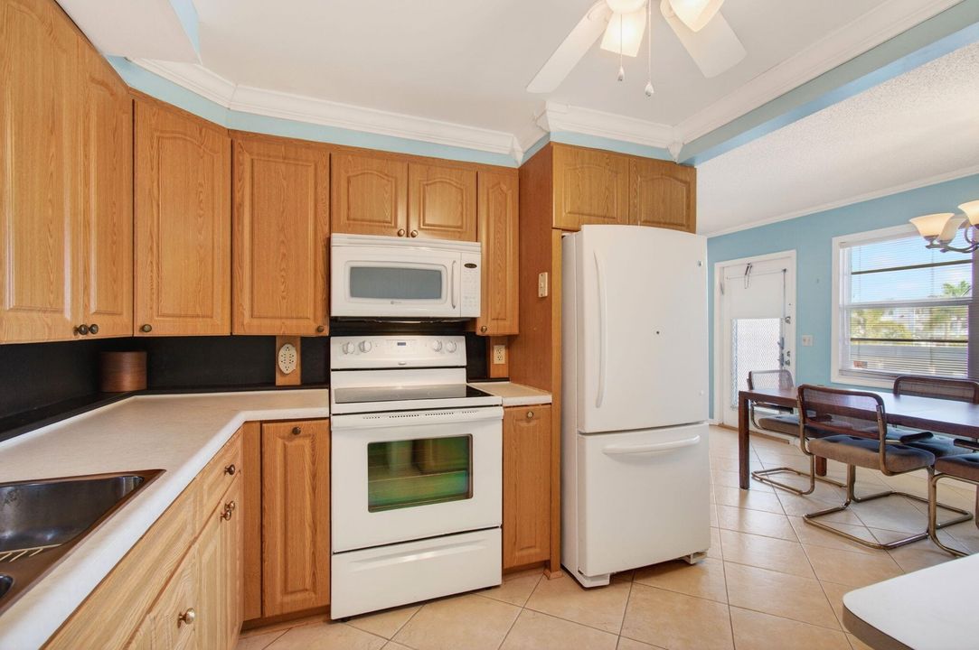 For Sale: $200,000 (2 beds, 2 baths, 1008 Square Feet)