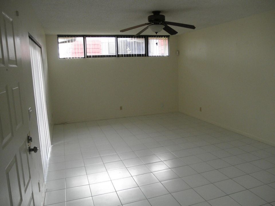 For Rent: $2,000 (2 beds, 2 baths, 1218 Square Feet)
