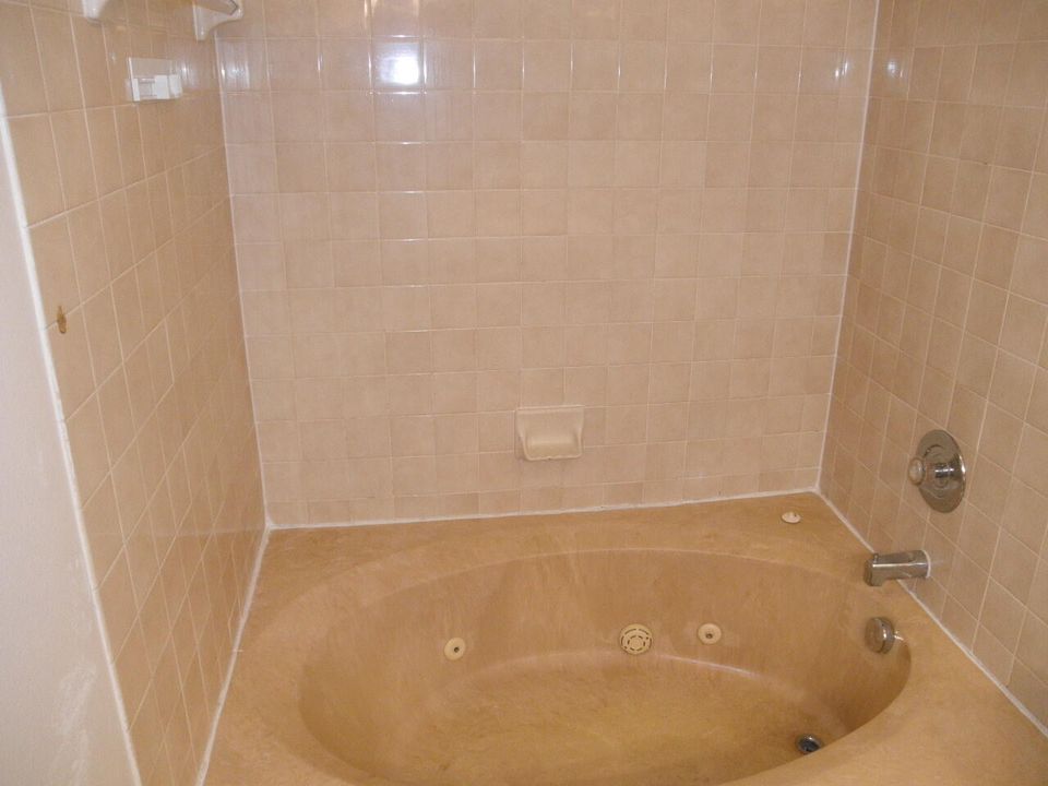 For Rent: $2,000 (2 beds, 2 baths, 1218 Square Feet)