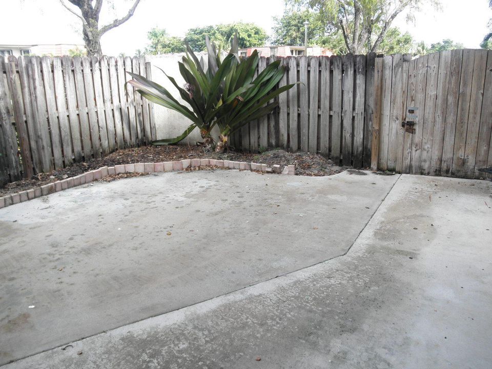 For Rent: $2,000 (2 beds, 2 baths, 1218 Square Feet)