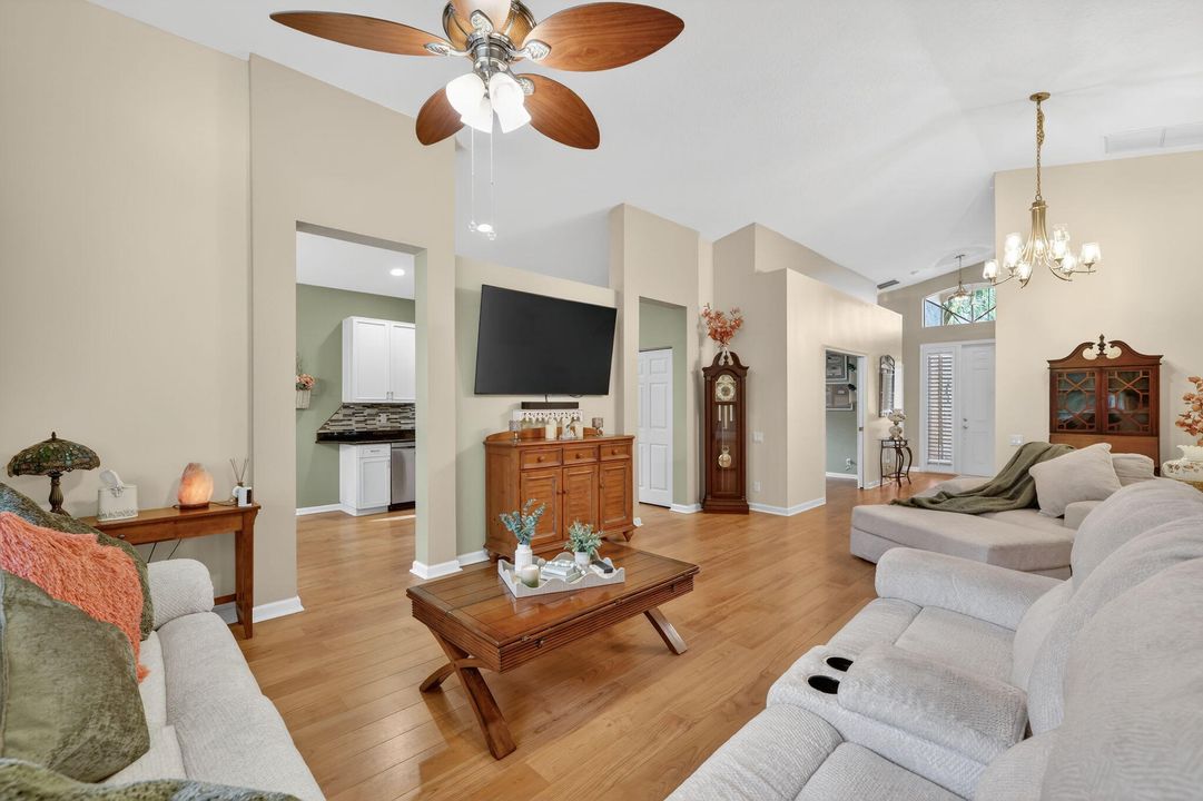 For Sale: $390,000 (3 beds, 2 baths, 1711 Square Feet)