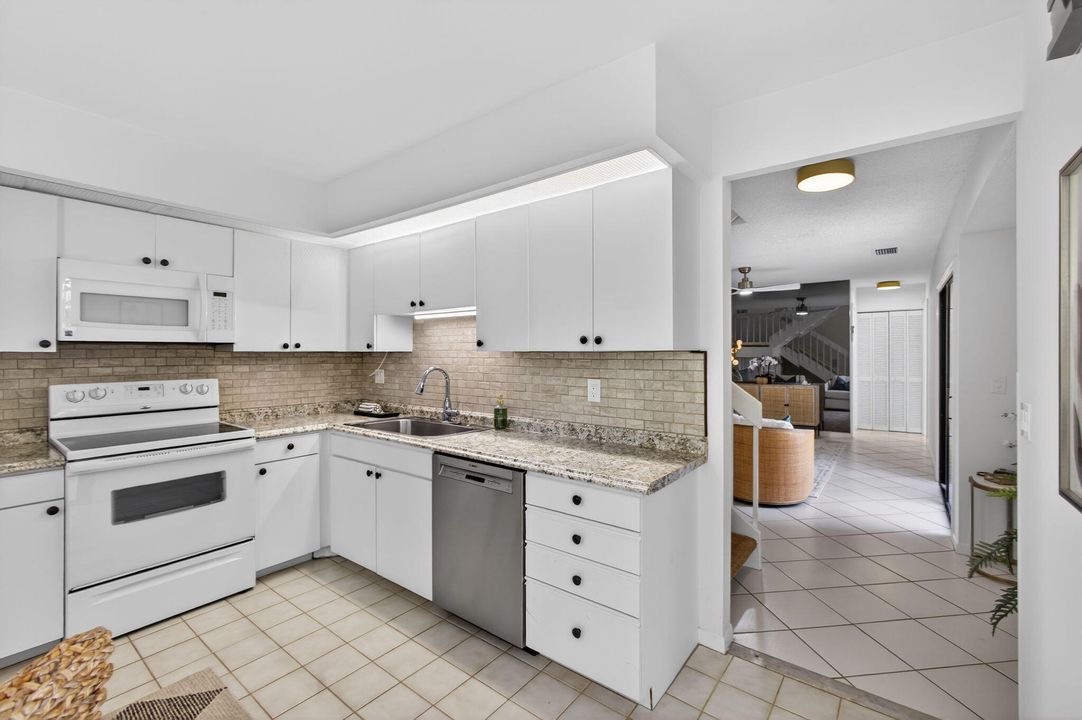 For Sale: $419,000 (3 beds, 3 baths, 1532 Square Feet)