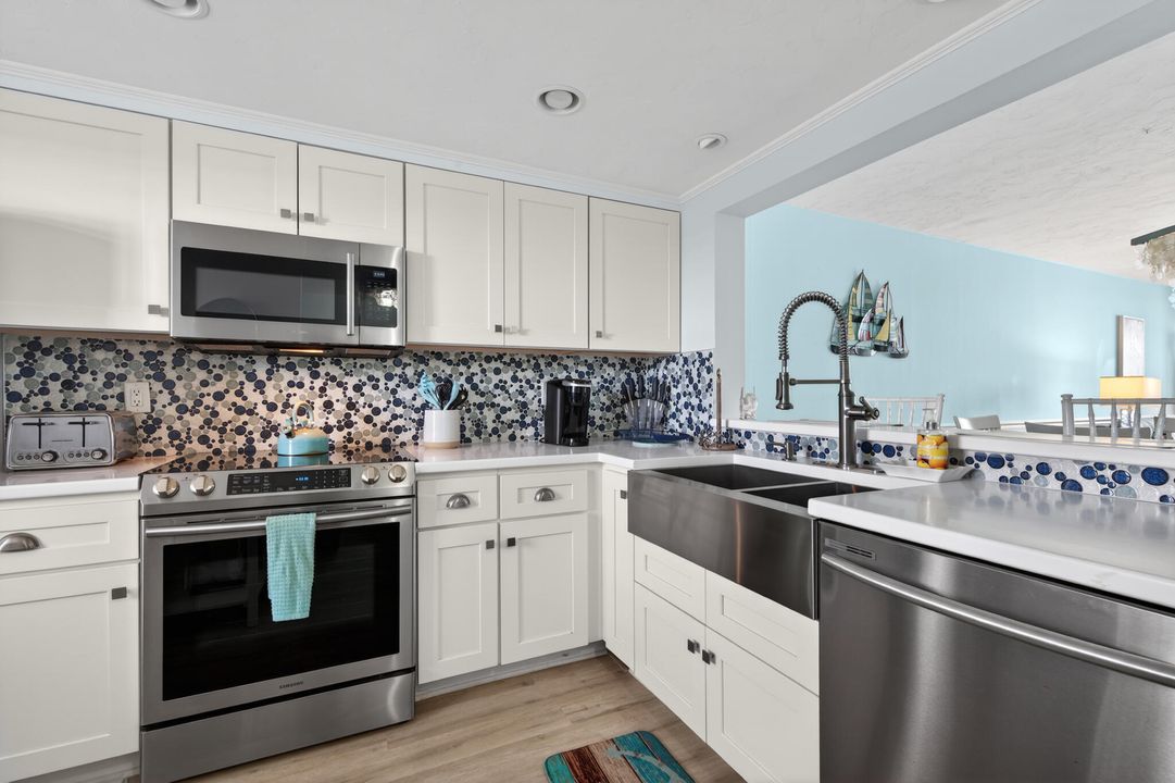 For Sale: $379,000 (2 beds, 2 baths, 1053 Square Feet)