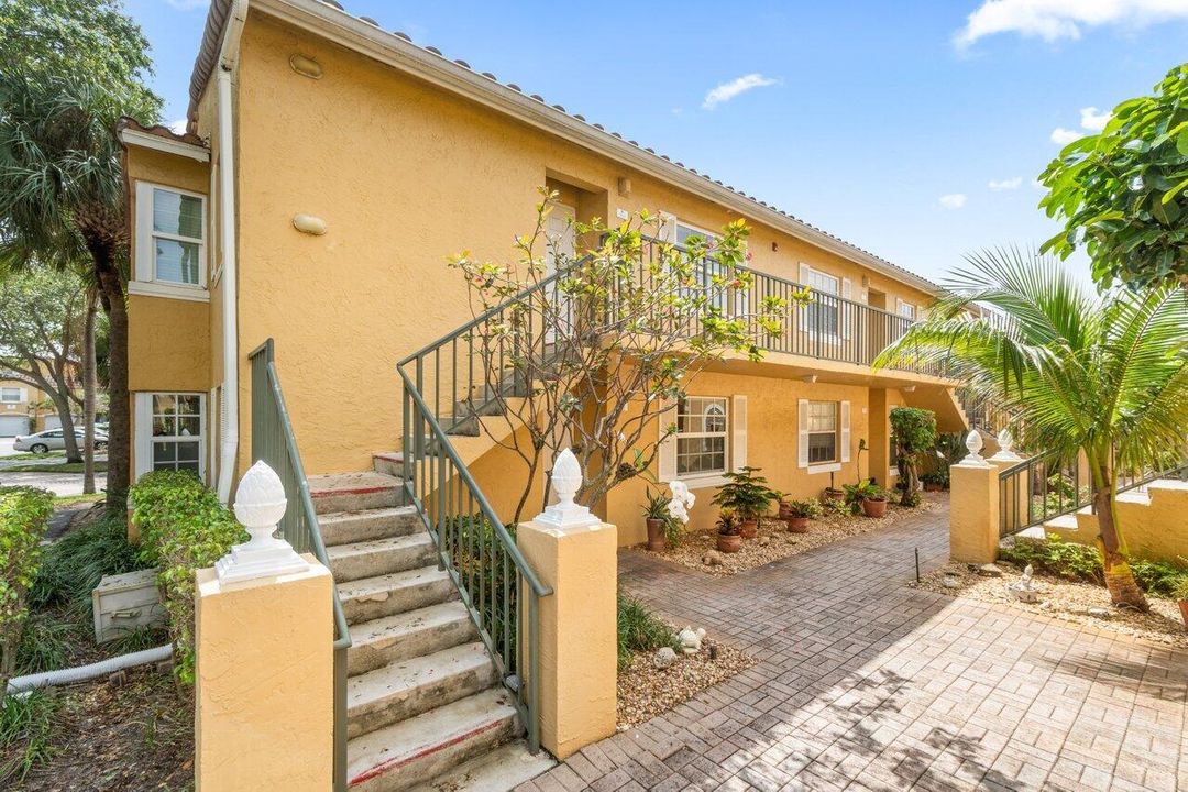 For Sale: $334,000 (2 beds, 2 baths, 923 Square Feet)