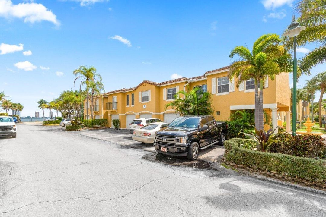 For Sale: $334,000 (2 beds, 2 baths, 923 Square Feet)