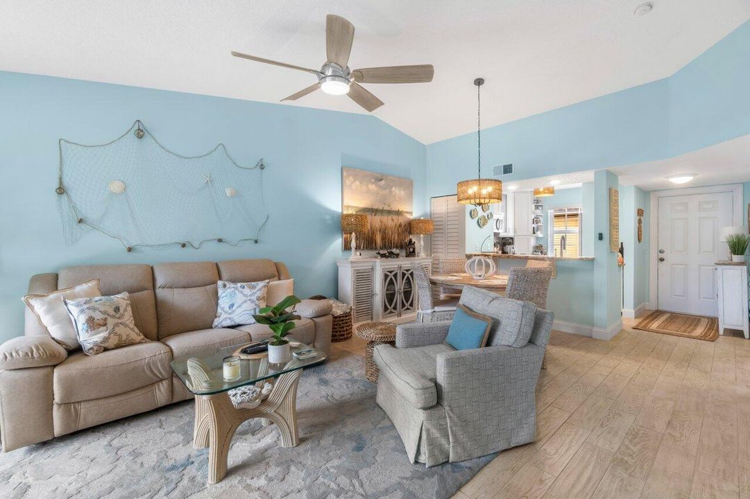 For Sale: $334,000 (2 beds, 2 baths, 923 Square Feet)