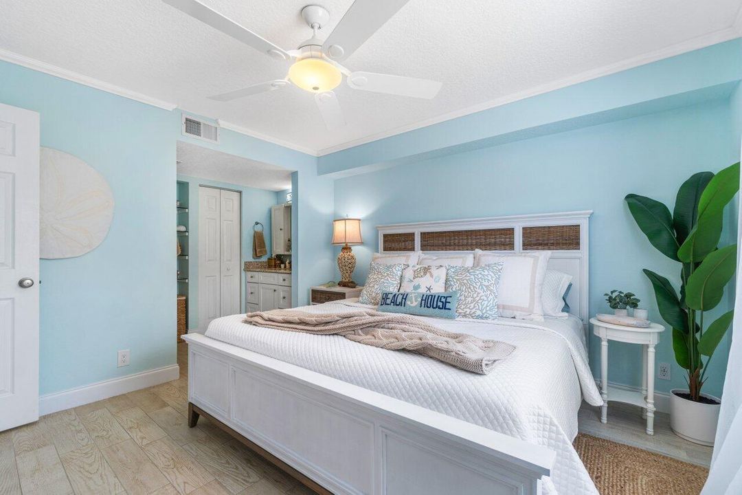 For Sale: $334,000 (2 beds, 2 baths, 923 Square Feet)